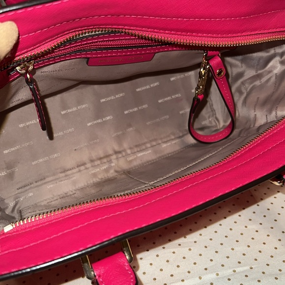 🔻MICHAEL Kors “Selma” Saffiano leather bag with zip top closure. - Picture 10 of 12